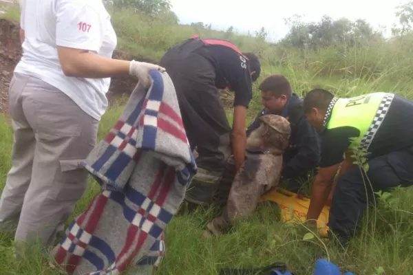 Un indigente pasó la noche hundido en el barro