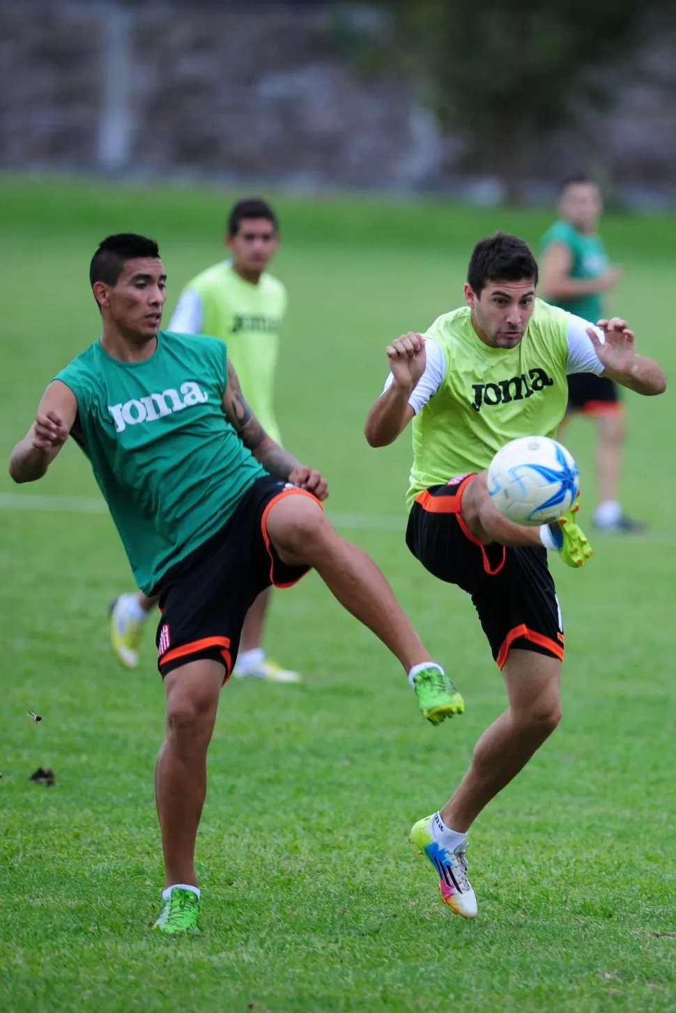 PROMEDIO IDEAL. Uribe, que le gana el balón a Agudiak, terminó “derechito” la pretemporada: jugó cuatro partidos y marcó la misma cantidad de conquistas. la gaceta / foto de diego aráoz (archivo)