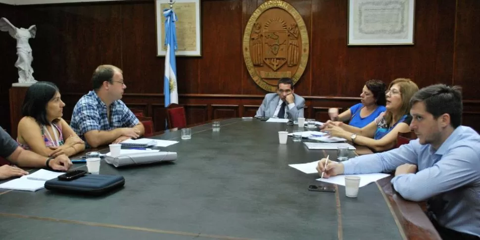 DEBATE. Burgos (en la cabecera) y funcionarios recibieron a gremialistas. prensa unt