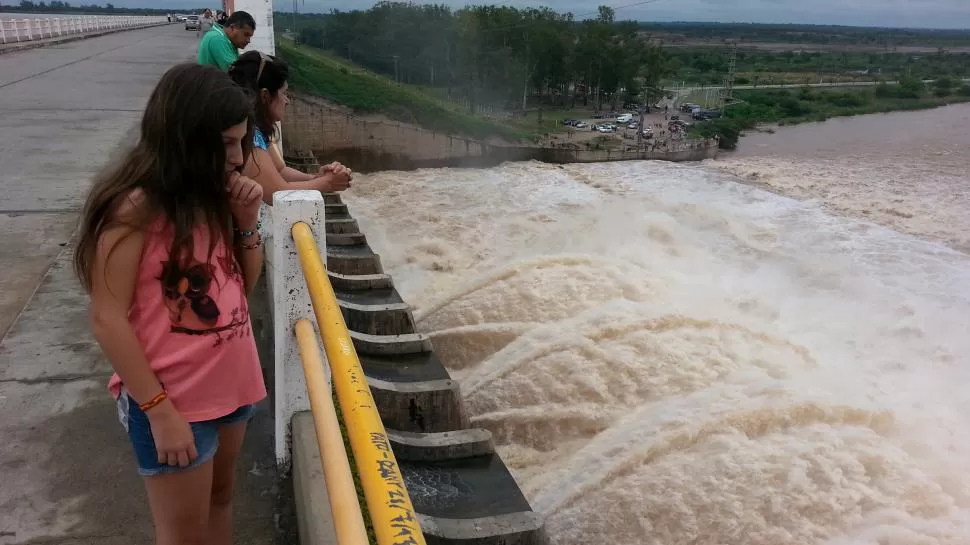 CORRENTADA. La capacidad del dique frontal acumuló un excesivo caudal de agua por las lluvias. Abrieron cuatro compuertas y siete vertederos. LA GACETA / FOTO DE JOSÉ NUNO