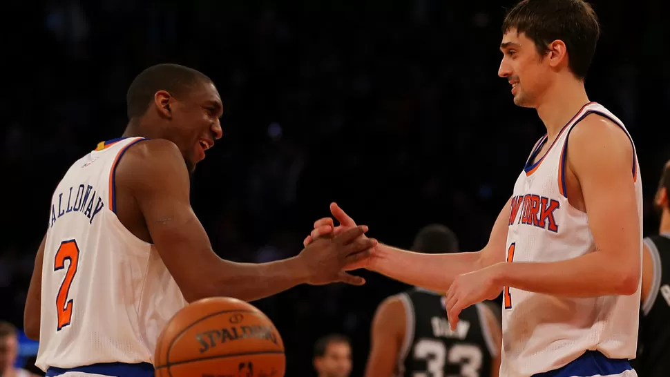 DUPLA EFECTIVA. Langston Galloway, con 22 puntos y 10 rebotes, y Alexey Shved, con 21, fueron los máximos anotadores de los neoyorkinos. REUTERS