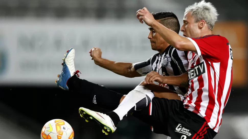 CON LO JUSTO. Estudiantes llegó al gol a 10 minutos del final y venció a Libertad 1-0. REUTERS