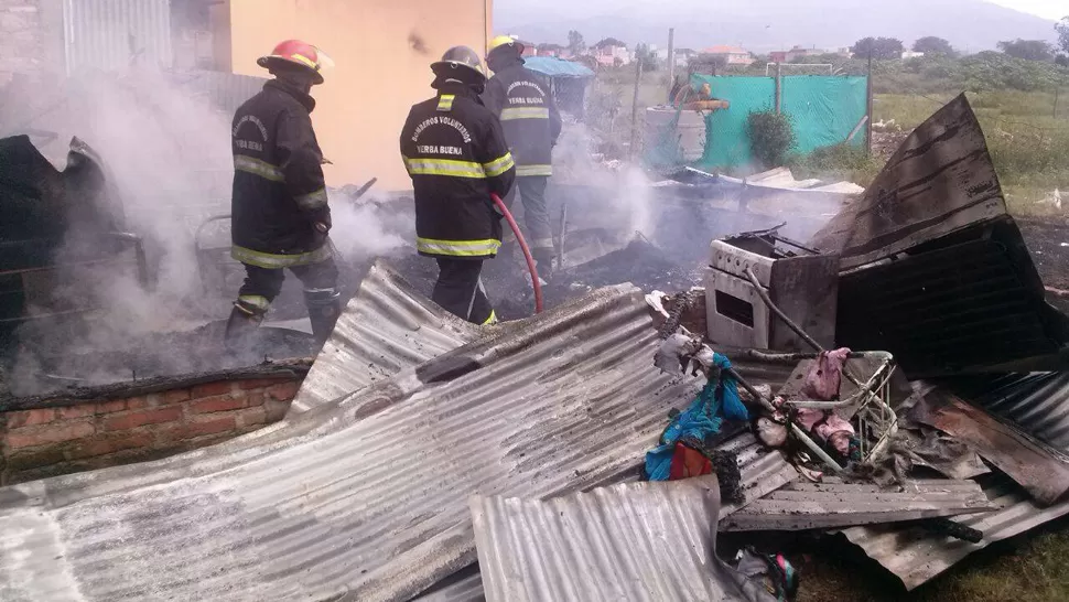 NO QUEDÓ NADA. Las pérdidas por el incendio fueron totales. FOTO TOMADA DE FACEBOOK.COM/BOMBEROS.VOLUNTARIOSYB