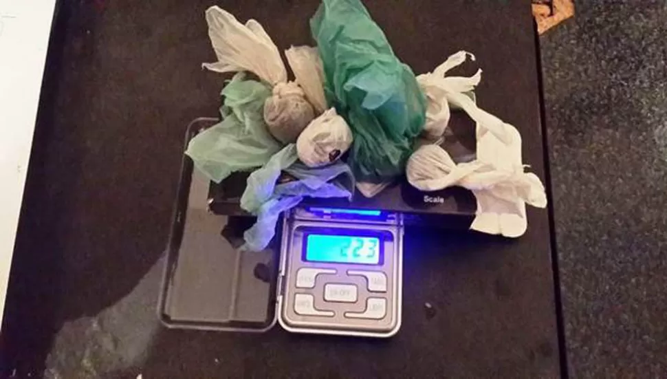 CARGAMENTO. La pareja paraguaya había escondido en la ropa interior de sus hijos. FOTO TOMADA DE CLARIN.COM