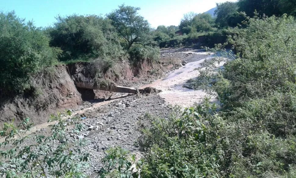 PUNTO CRÍTICO. A la altura del puente de La Sala, el río San Javier pasó de tener 15 a 50 metros de ancho después de las últimas tormentas. prensa sat 