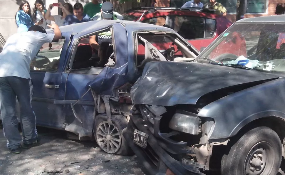 FUERTE IMPACTO. El auto habría frenado repentinamente, según indicaron testigos. FOTO ENVIADA POR WHATSAPP