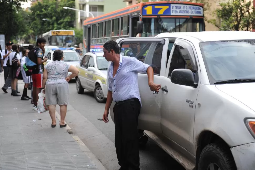 ZONA TRANSITADA. Vargas AIgnasse se detuvo en Jujuy y Crisóstomo Álvarez; según Prado, el legislador conducía la camioneta que lo chocó.  la gaceta / foto de hector peralta