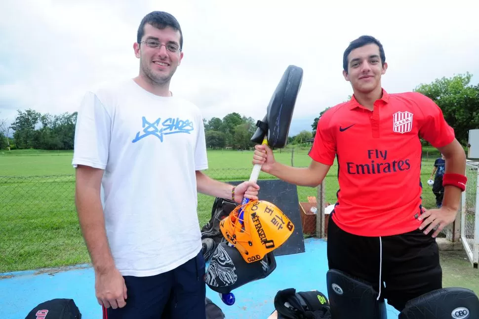 CON LA MISMA SANGRE. Gerónimo (izquierda) le entregó su equipamiento a Rodrigo, su hermano, que tendrá que ganarse el puesto en la Primera de San Martín. la gaceta / foto de diego aráoz