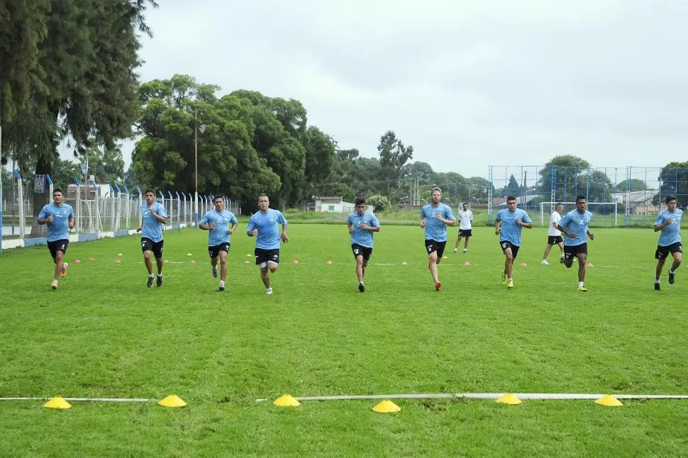 IDA. De izquierda a derecha, Imbert, Acosta, Garnier, Cuevas, Menéndez, Valdez y Ontivero corren bajo la atenta mirada de Azconzábal (al fondo). El equipo intenta ir hacia adelante pero termina sufriendo atrás. la gaceta / foto de analía jaramillo (archivo)