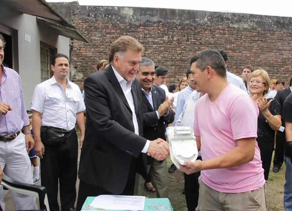 GAS NATURAL. Amaya y Alfaro encabezaron ayer la inauguración del servicio en una calle de Villa 9 de Julio. prensa municipalidad