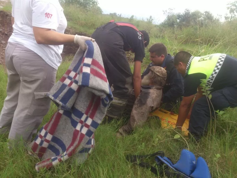 RESCATE. Policías y bomberos sacaron al hombre del barro y lo higienizaron. foto enviada al whatsapp de la gaceta 