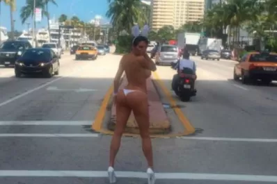 Playboy demandaría a Vicky Xipolitakis por sus fotos en Miami