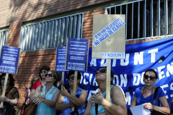 Docentes vuelven a las aulas, pero piden respuestas a la UNT