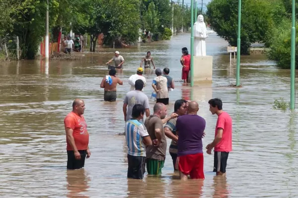 Creció el río Medinas, afectó a 40 familias y cortó el tránsito por la ruta 329