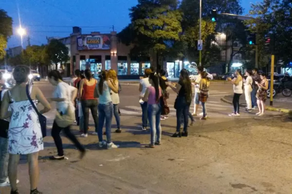 Alumnos del IES Marchetti realizaron un corte en Marcos Paz y Mitre