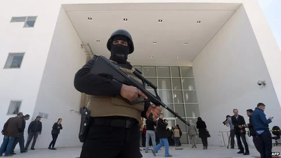 SEGURIDAD. Guardias custodian la zona donde ocurrió el ataque. FOTO DE AGENCIA AFP