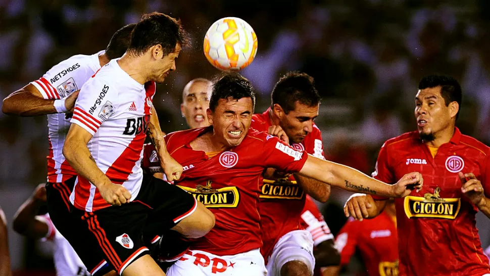 DOLOR DE CABEZA. River acariciaba la victoria cuando Aurich lo amargó sobre el final para dejar 1-1 el partido jugado en el Monumental. TELAM