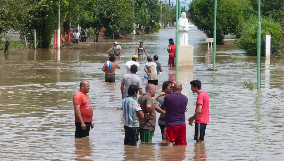 SIN PIEDAD. El agua avanzó sobre la Villa de Medinas durante las inundaciones. LA GACETA / FOTO DE OSVALDO RIPOLL