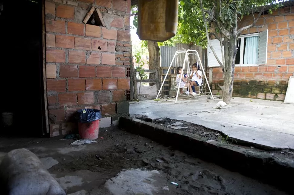 EL BARRO PARECE NO IRSE NUNCA. Sofía y Morena pudieron volver a jugar a su patio, después de pasarse varios días en la parte alta de la cucheta. la gaceta / fotos de jorge olmos sgrosso 