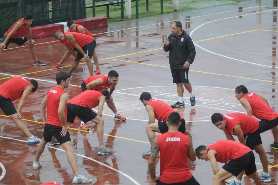 PREPARACIÓN. Ponce, que flanquea a su izquierda al profesor Ricardo Palliadino, espera estar a la altura de lo que la gente de San Martín pretende de él el domingo, cuando el equipo debute ante el “Cuervo”. la gaceta / foto de inés quinteros orio (archivo)