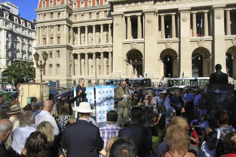 POR LA VERDAD. Un centenar de personas se reunió ayer frente a Tribunales para pedir el esclarecimiento de la muerte del fiscal Nisman. dyn