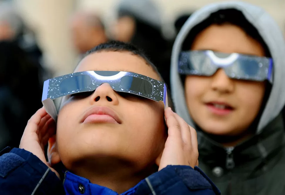 PROTEGIDOS. Niños y grandes deberán usar lentes especiales. (FOTO DE MUSEA)