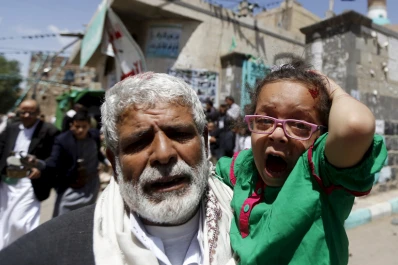 Ataques suicidas a mezquitas en Yemen dejan al menos 142 muertos