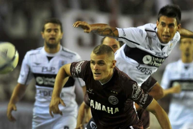 Lanús le ganó a Gimnasia 2-0 y se acercó a la punta