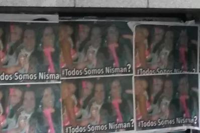 El centro porteño amaneció con afiches de las fotos de Nisman con mujeres