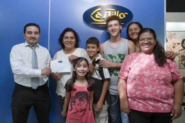 Compraron una máquina de coser y muebles en Castillo