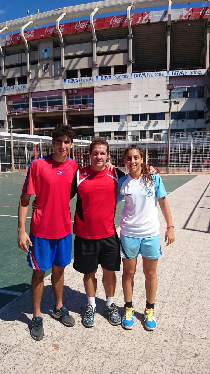 CON GALLARDO. Heredia García y Martínez posan con el técnico de handball.  foto gentileza de carla martinez 