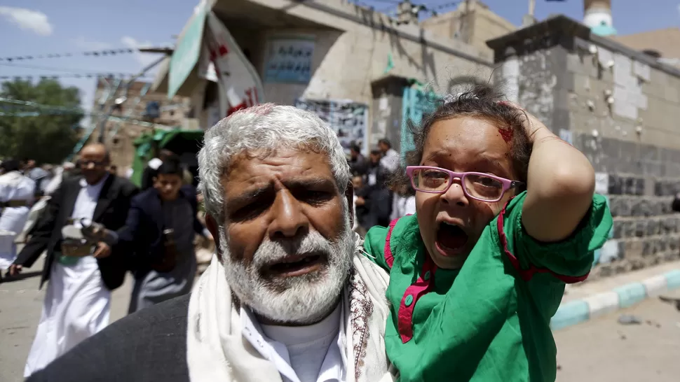 TERROR. Una niña reacciona a los gritos, mientras es retirada del escenario del atentado. REUTERS