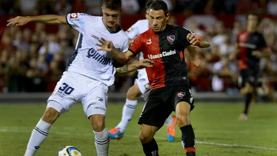 MANO A MANO. Newell's y Quilmes no se sacaron ventajas en Rosario y empataron 1-1. TELAM