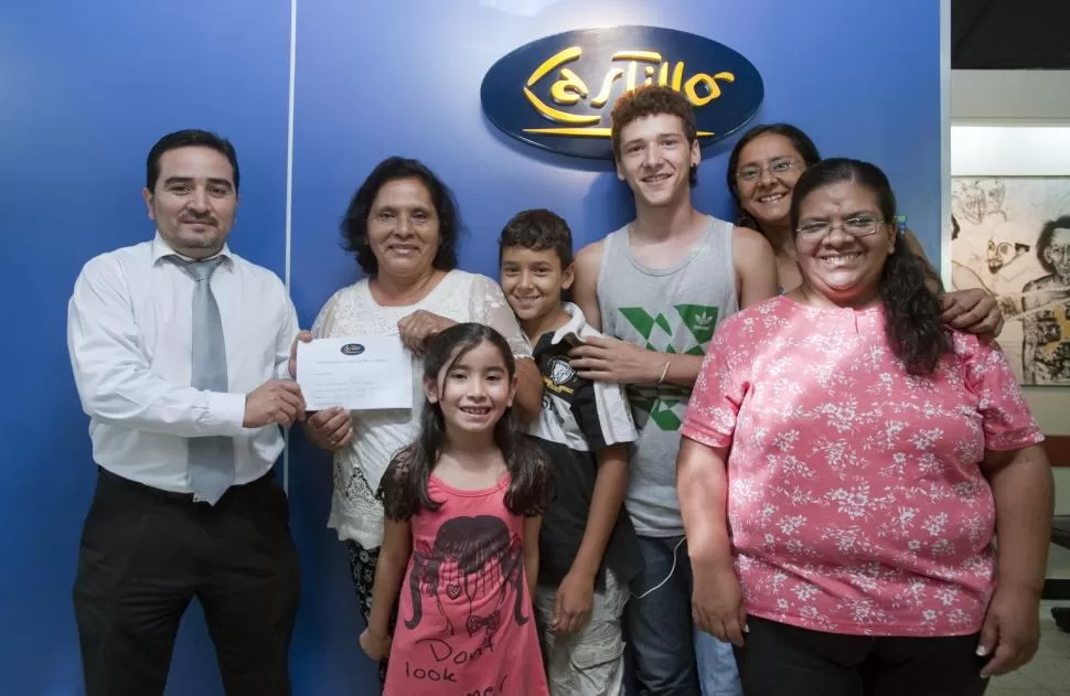 EN FAMILIA. Romelia Saturnina Medina sonríe al recibir el premio. prensa castillo 