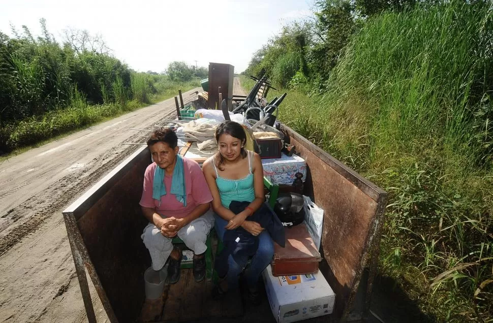 APUESTA. Cansadas de vivir con el lodo hasta las rodillas, Paula Rodríguez y su mamá, Selva, se mudaron ayer a un barrio de Aguilares. la gaceta / foto de osvaldo ripoll