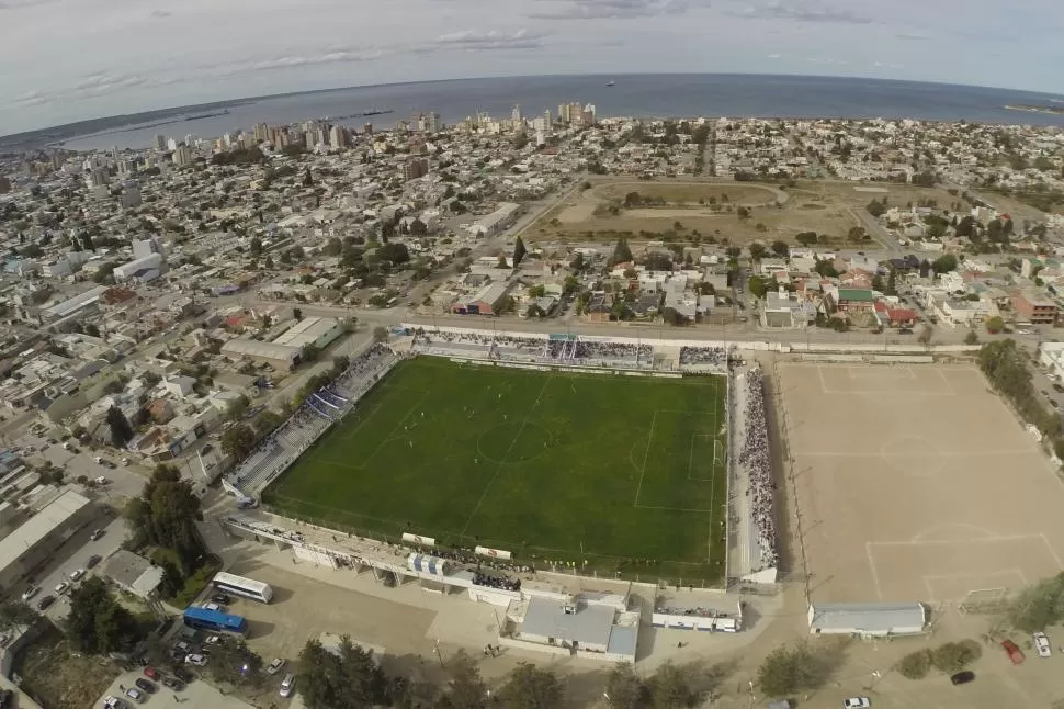 DESDE ARRIBA. De fondo, el mar Atlántico, en el medio, las escasas cuadras que separan a lo que está al frente: el estadio Raúl Conti, donde Guillermo Brown hace de local en la ciudad de Puerto Madryn.  FOTO DE MAXIMILIANO JONÁS (ESPECIAL PARA LA GACETA)