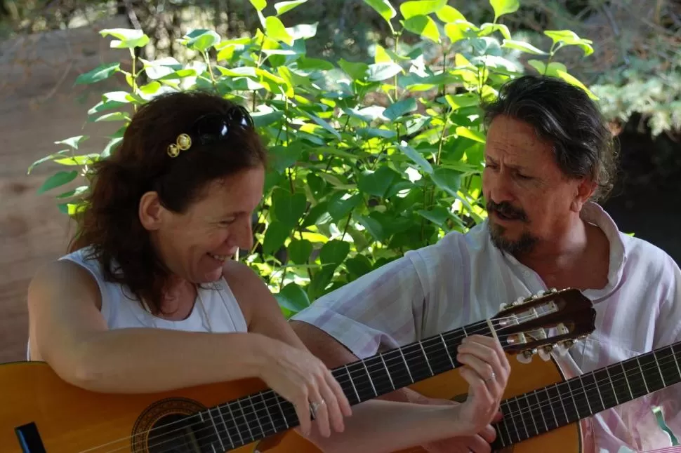 DE A DOS. Marita Londra es una solista que se ha unido en un proyecto musical con el mendocino Jorge Marziali; ambos se presentarán esta noche. prensa Centro Cultural Virla