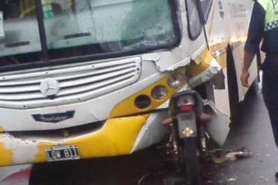 Una moto chocó de frente a un colectivo en Alderetes