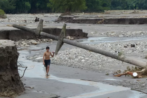 El Gastona volvió a crecer e inquietó a los pobladores