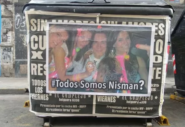 POR LA CIUDAD. El centro porteño amaneció ayer empapelado con afiches de una de las fotos de Alberto Nisman acompañado por mujeres. Con la leyenda “#Todos Somos Nisman?”. Se ve al fiscal que apareció muerto el 18 de enero junto a tres jóvenes mujeres en un festejo privado.  