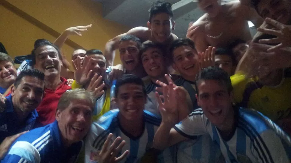 SELFIE. Los chicos celebraron con una foto su gran triunfo. 