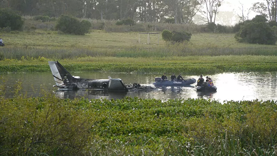 ANÁLISIS. La nave quedó en medios de la Laguna del Sauce. DYN. 