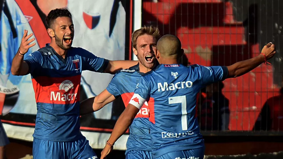 TRIUNFAZO. El uruguayo anotó su tercer gol con la camiseta del Matador. TELAM