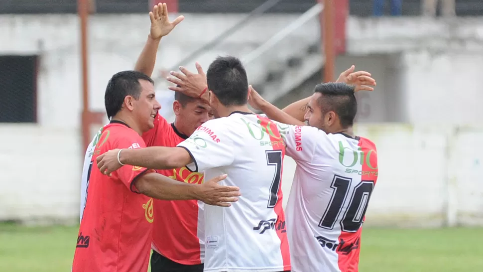 FESTEJO. Los jugadores de Sportivo celebran el gol que desató la alegría en Villa 9 de Julio.  LA GACETA / HECTOR PERALTA