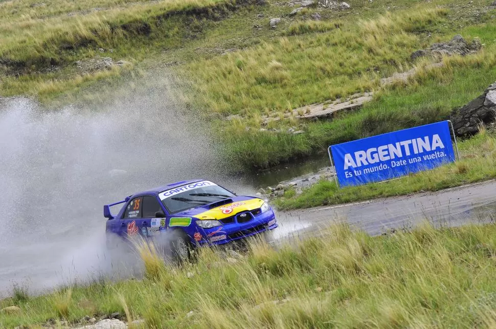 LA MÁQUINA ESTÁ IMPECABLE. Tomás García Hamilton confía en el potencial de Subaru Impreza de la Clase 3 que le prepara Andrés Lucich en Catamarca. foto de Marcelino Mercado / Diario Rally 