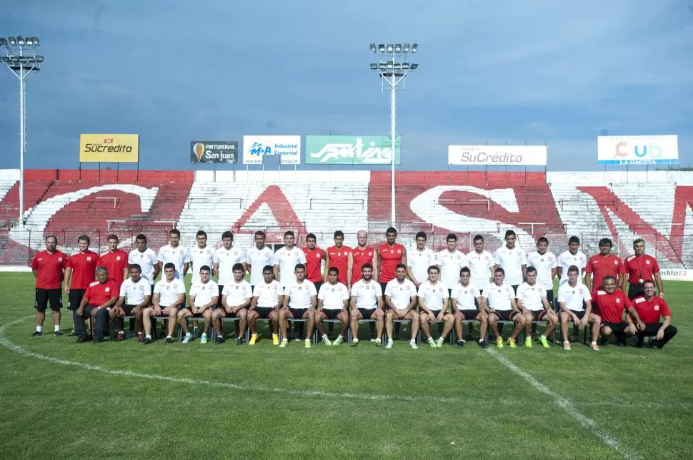 TODOS LISTOS. El plantel completo posa para la foto oficial en la previa al debut en un torneo largo que lo tendrá obligado a pelear sí o sí por uno de los dos ascenso que se pondrán en juego. la gaceta / foto de diego aráoz