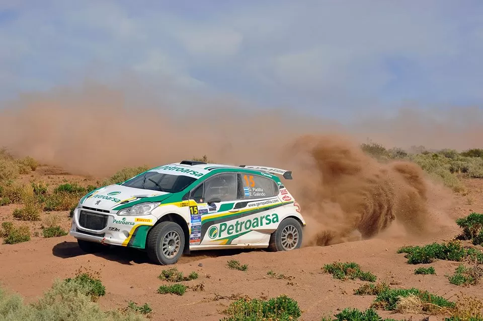 EN LA TIERRA. El polvo (hace más de cinco meses que no llueve) complicó a todos en Neuquén. Aquí, “Gero” acelera a fondo. FOTOS DE Marcelino Mercado / Diario Rally 