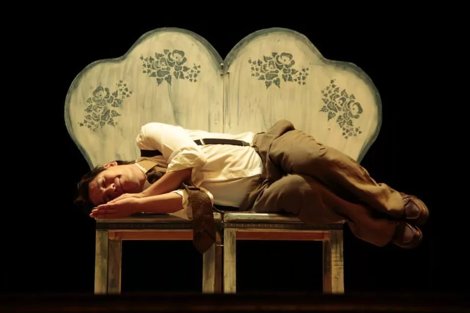 EL VIERNES. Pilili, en una escena de “Teoría de la comedia romántica”. fiestadeteatro.com.ar