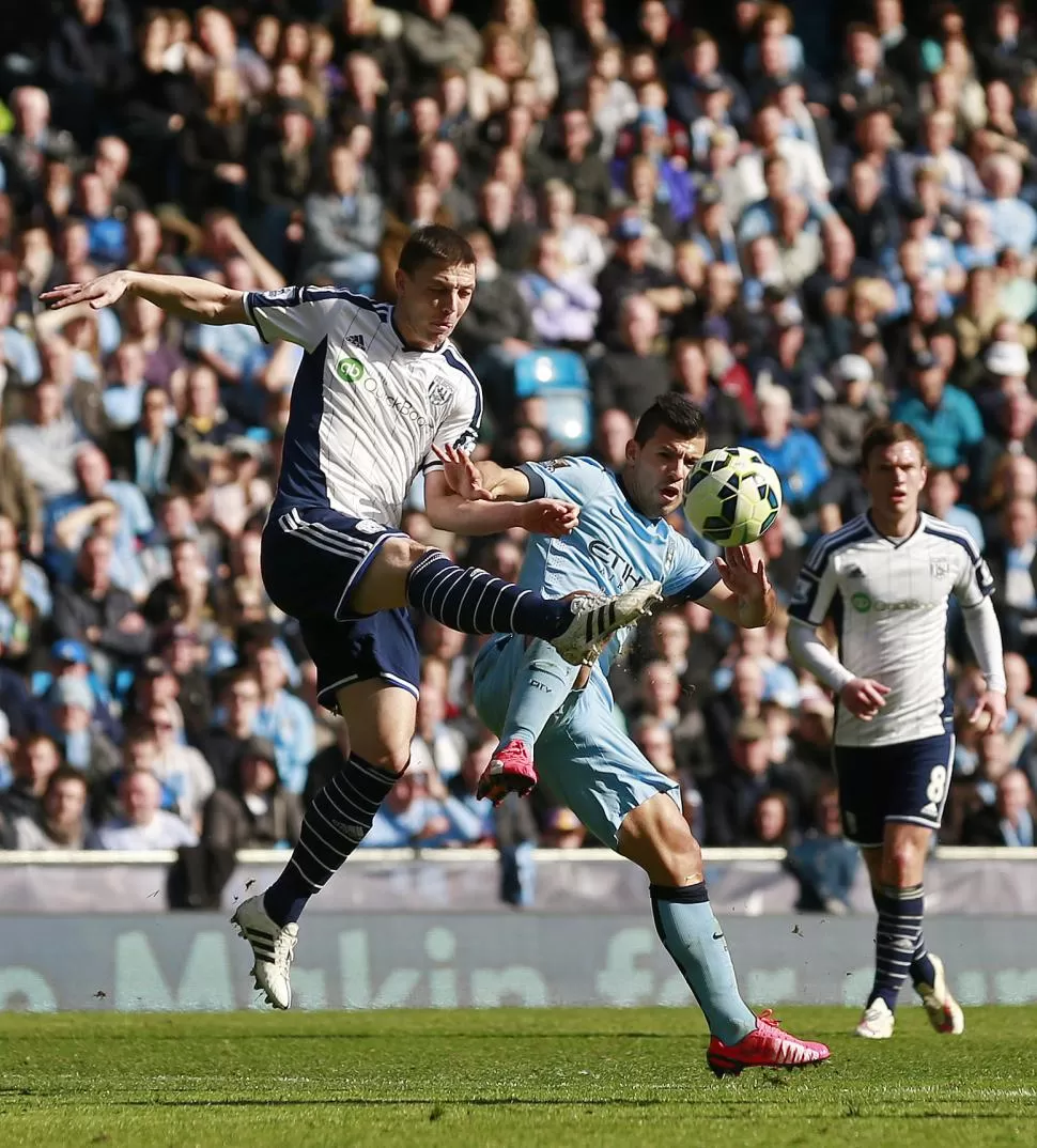 INTENSA LUCHA. El “Kun” Agüero pelea la posición del balón con Chris Baird. reuters