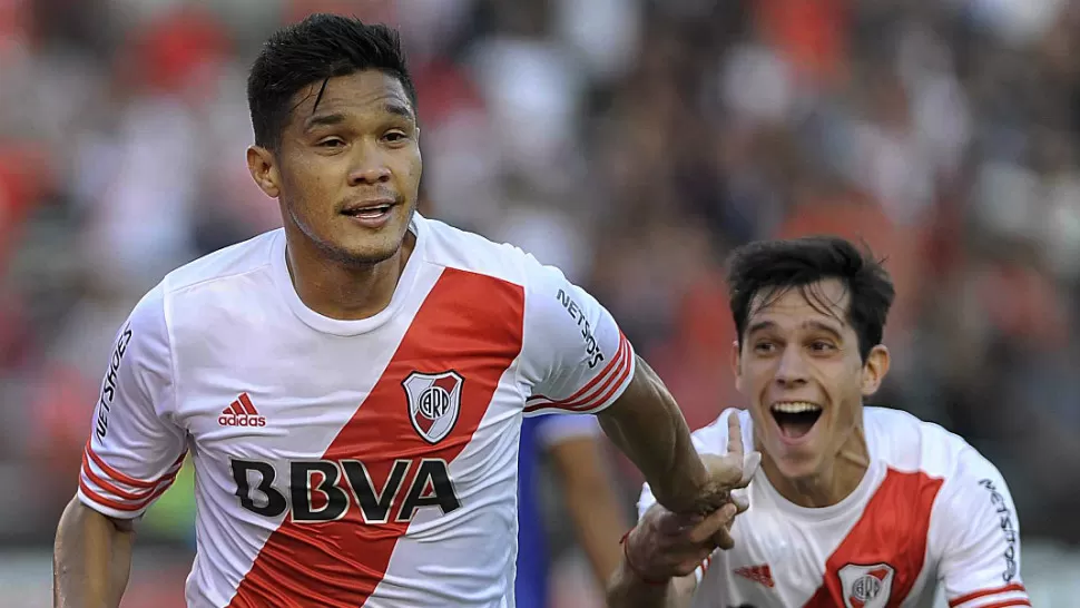 FESTEJO MILLONARIO. Teo Gutiérrez celebra el gol anotado a Godoy Cruz, que le dio el triunfo a River. TELAM